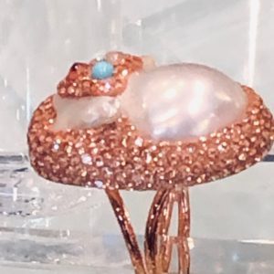 Baroque Mother-of-Pearl finished in gold-pink druzzi. Enhanced with gem stone. Rose gold. Adjustable size.