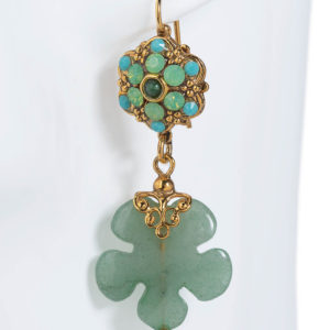 Jade flower medium size earring. 18 K gold details. French hook.